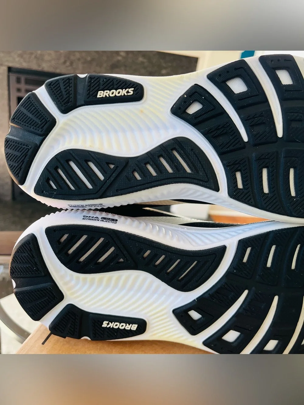 Sz 9 Brooks Ghost 17 Women's running shoe Black/White 120431-1B-090 NEW